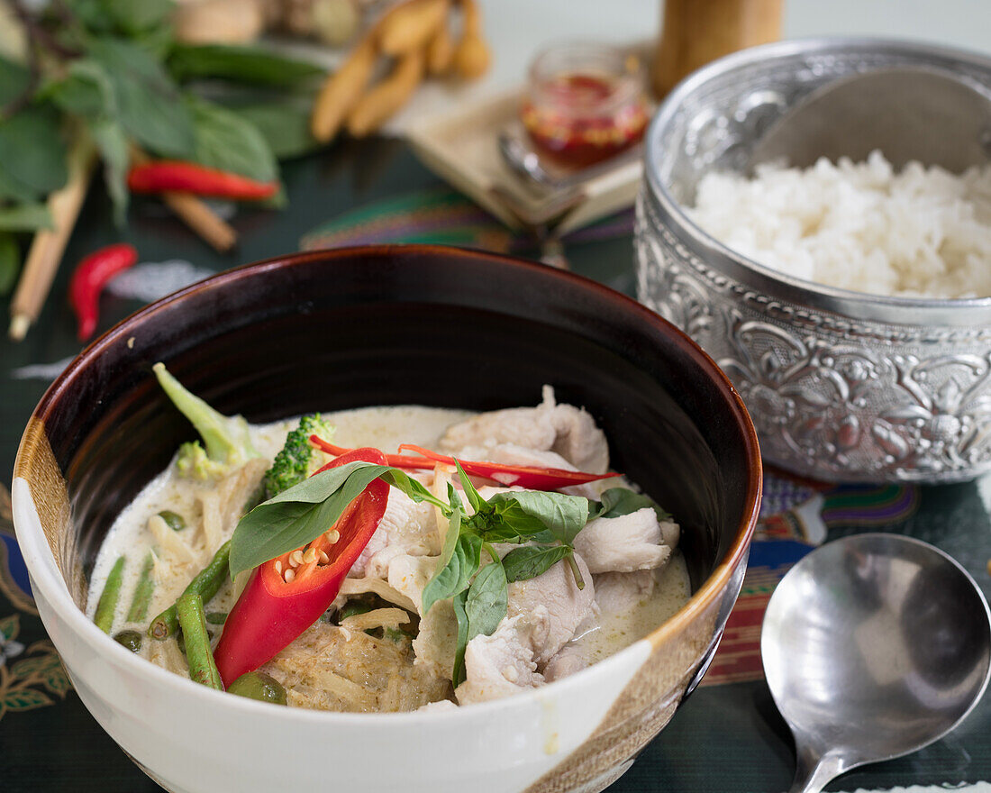 Grünes Thai-Curry mit Hähnchen und Reis (Thailand)