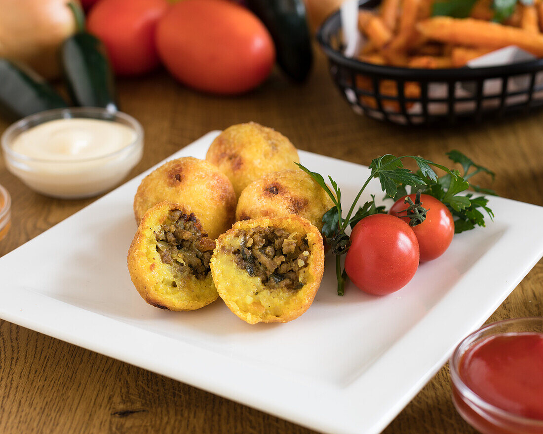 Kibbeh - Kartoffelbällchen mit Hackfleischfüllung