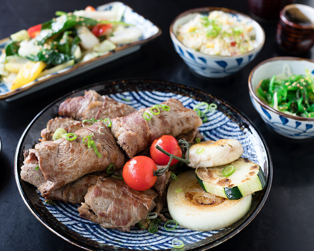 Rindfleisch mit Gemüse und Reis (Japan)