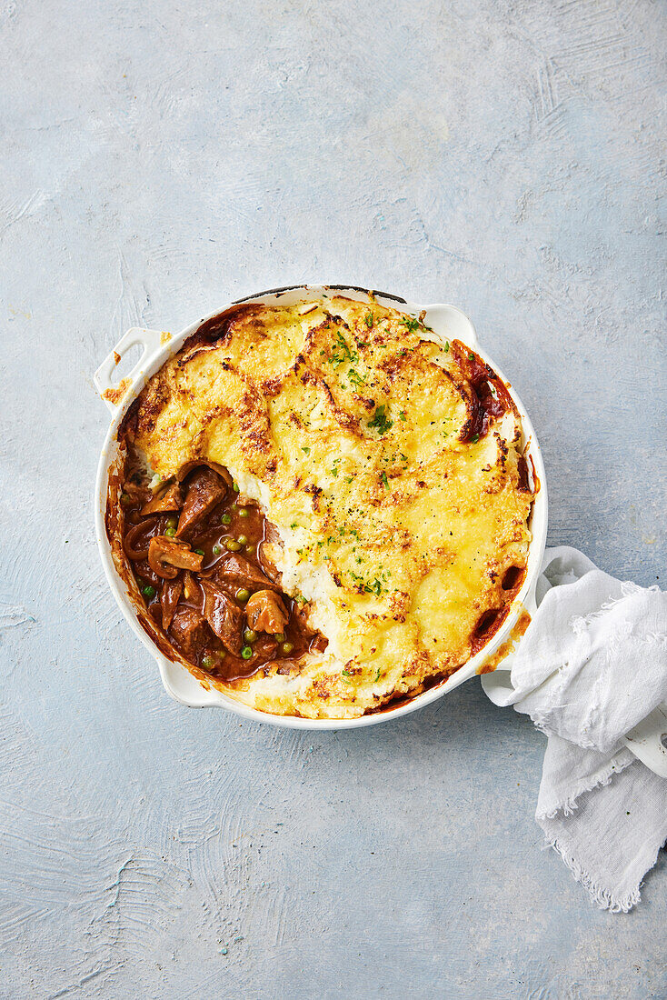 Cottage Pie mit Kartoffelbrei, Wurst und Erbsen