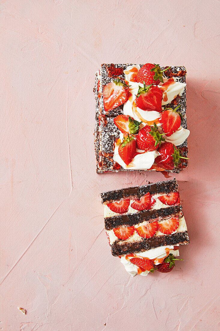 Lamington-Pudding-Schnitten mit Erdbeeren und Sahne