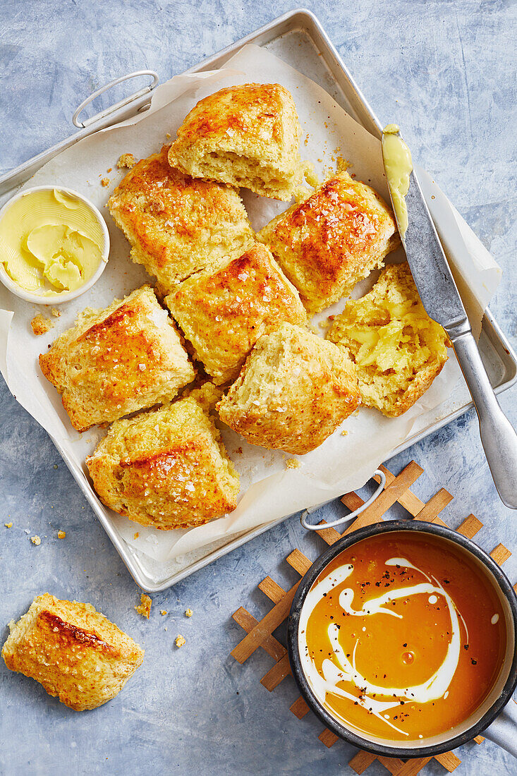 Buttermilch-Scones und Kürbissuppe