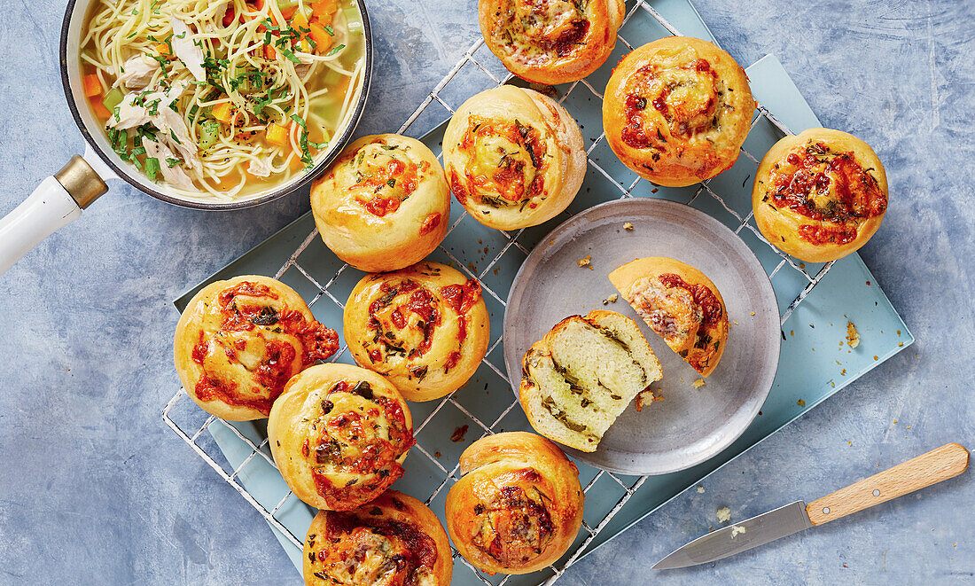 Pizza-Schnecken und Hühner-Nudelsuppe