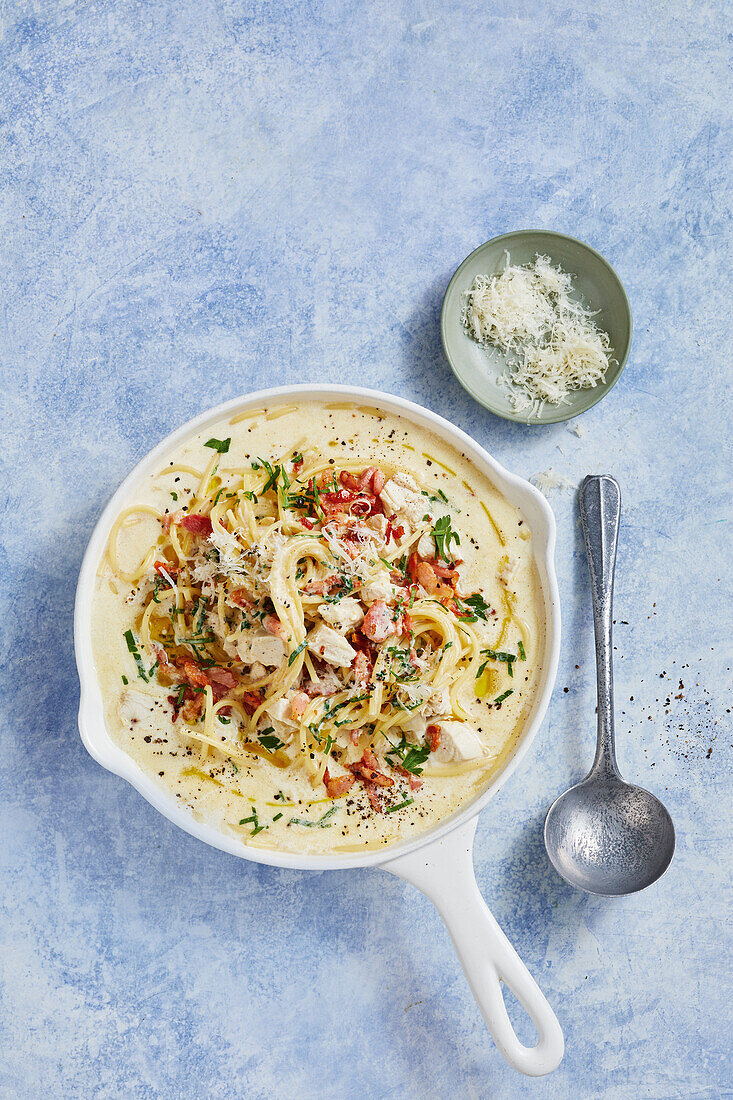 Spaghetti Carbonara mit Hähnchen und Speck