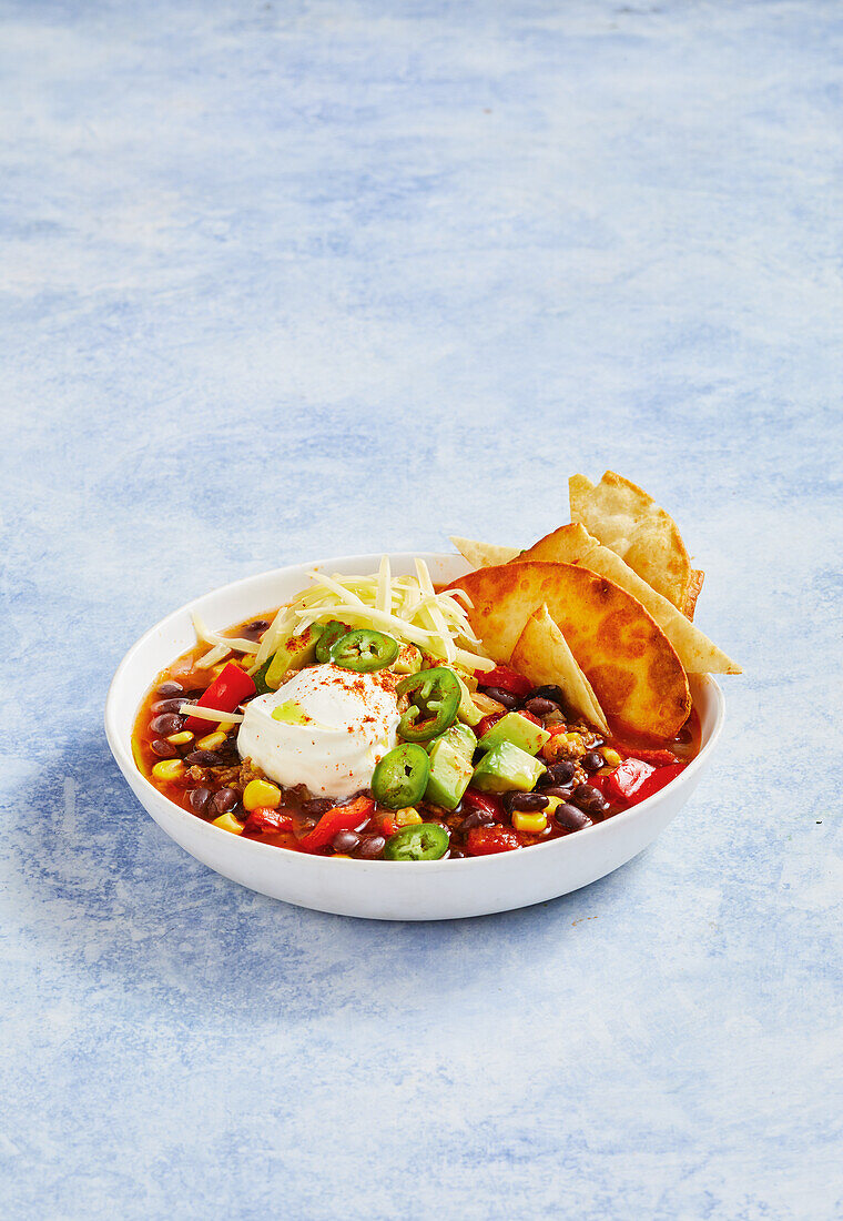 Taco-Suppe mit schwarzen Bohnen und Avocado