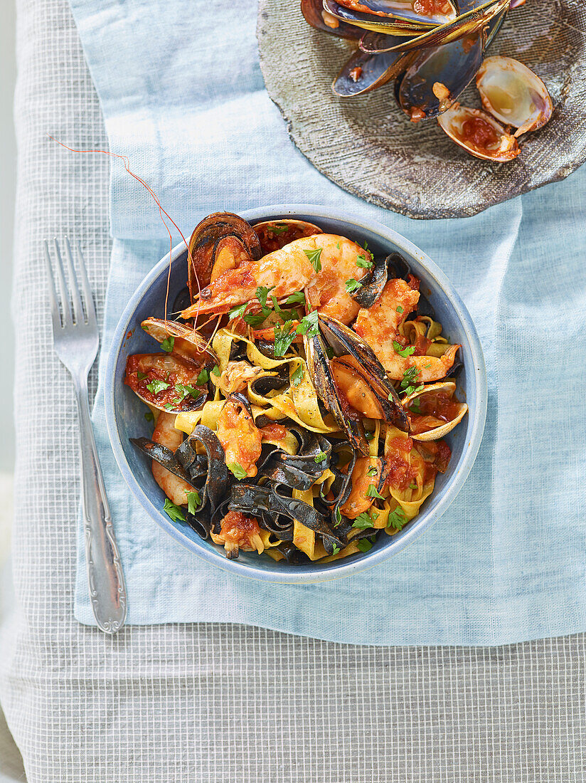 Schwarz-weiße Tagliatelle mit Meeresfrüchten