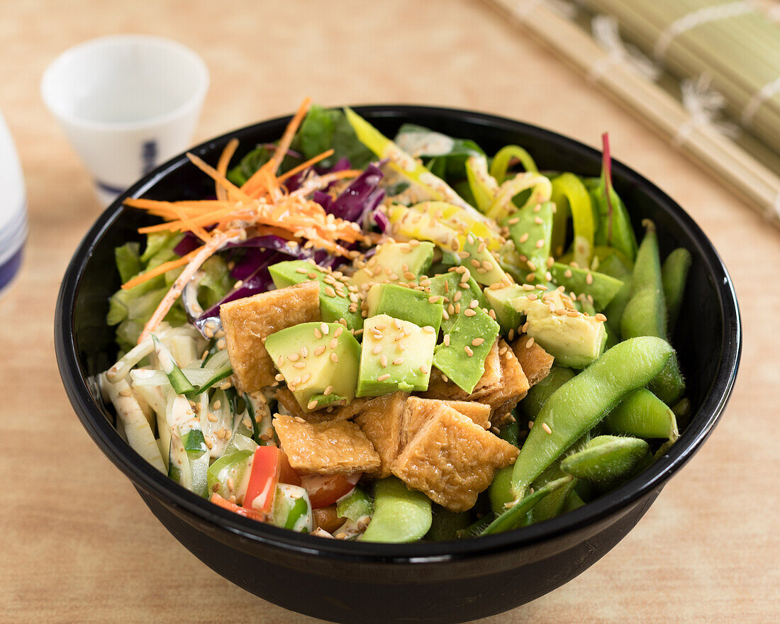 Veggie Poke Bowl mit Edamame, Avocado und Sesam