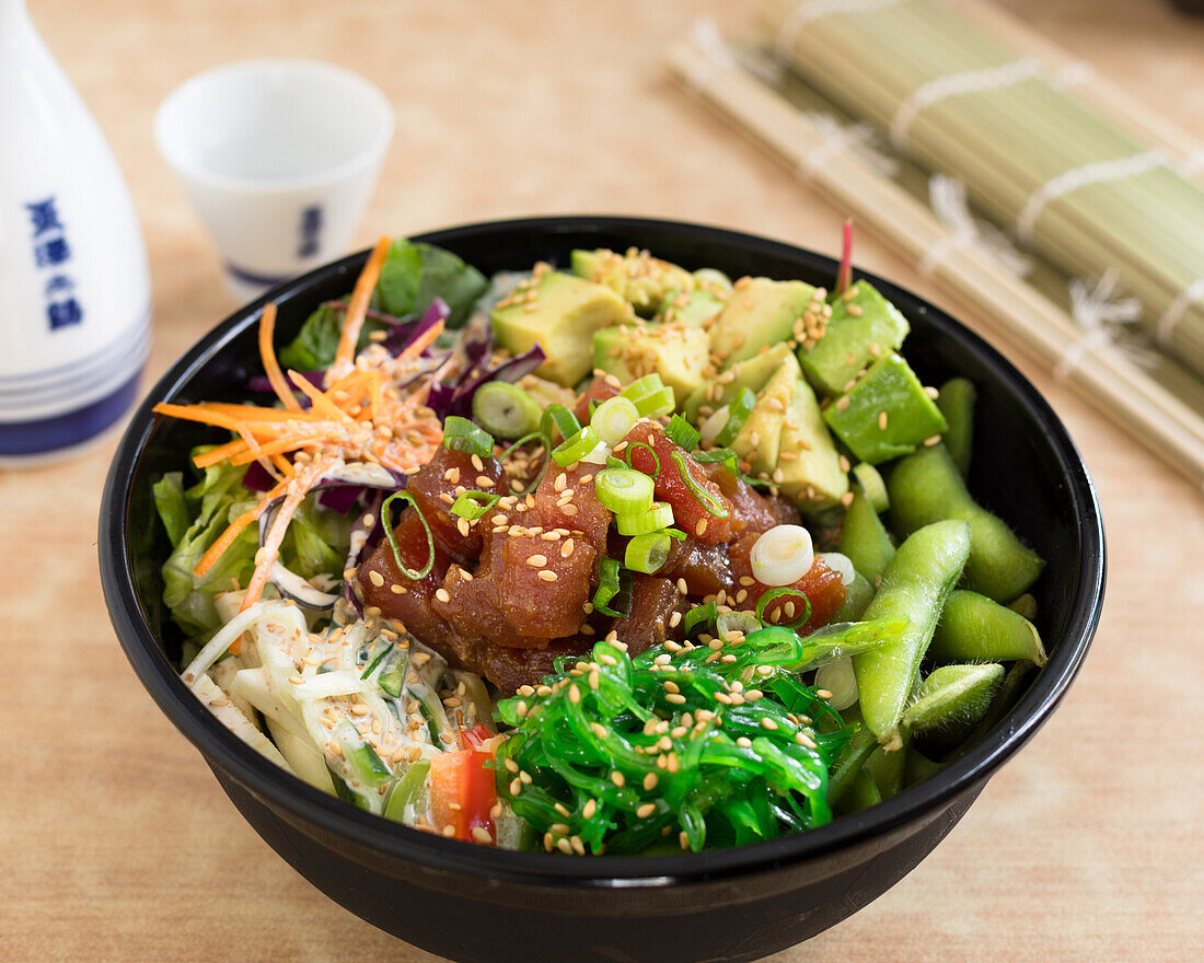 Poke Bowl mit Thunfisch, Avocado und Edamame-Bohnen