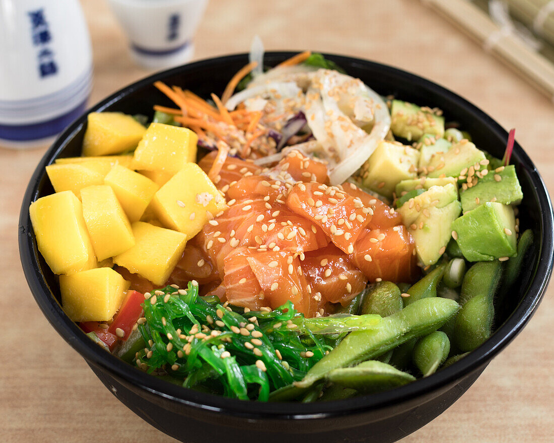 Poke-Bowl mit Lachs, Mango, Avocado und Edamame