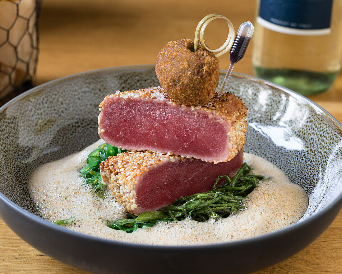 Sesam-Thunfischsteak auf Seetang mit Schaumsauce