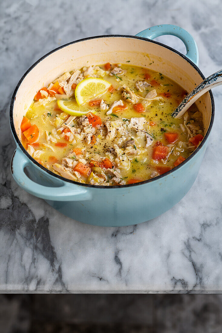 Avgolemono Suppe mit Huhn, Zitrone und Dill (Griechenland)