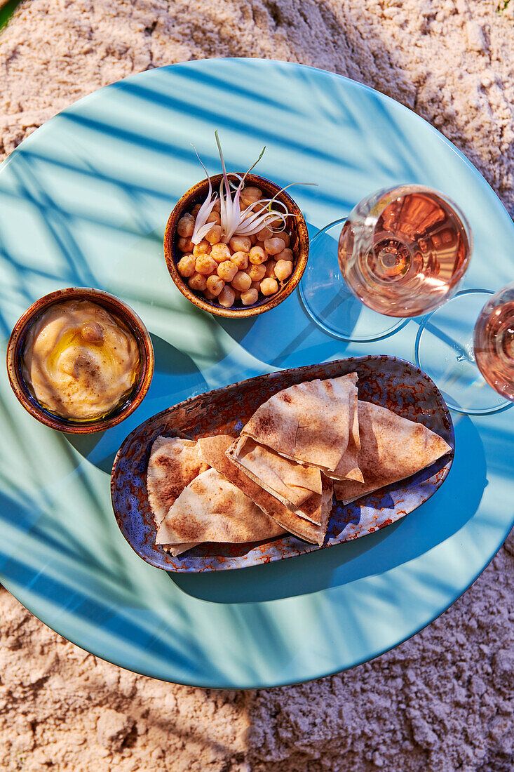 Hummus mit Pita-Brot und Kichererbsen