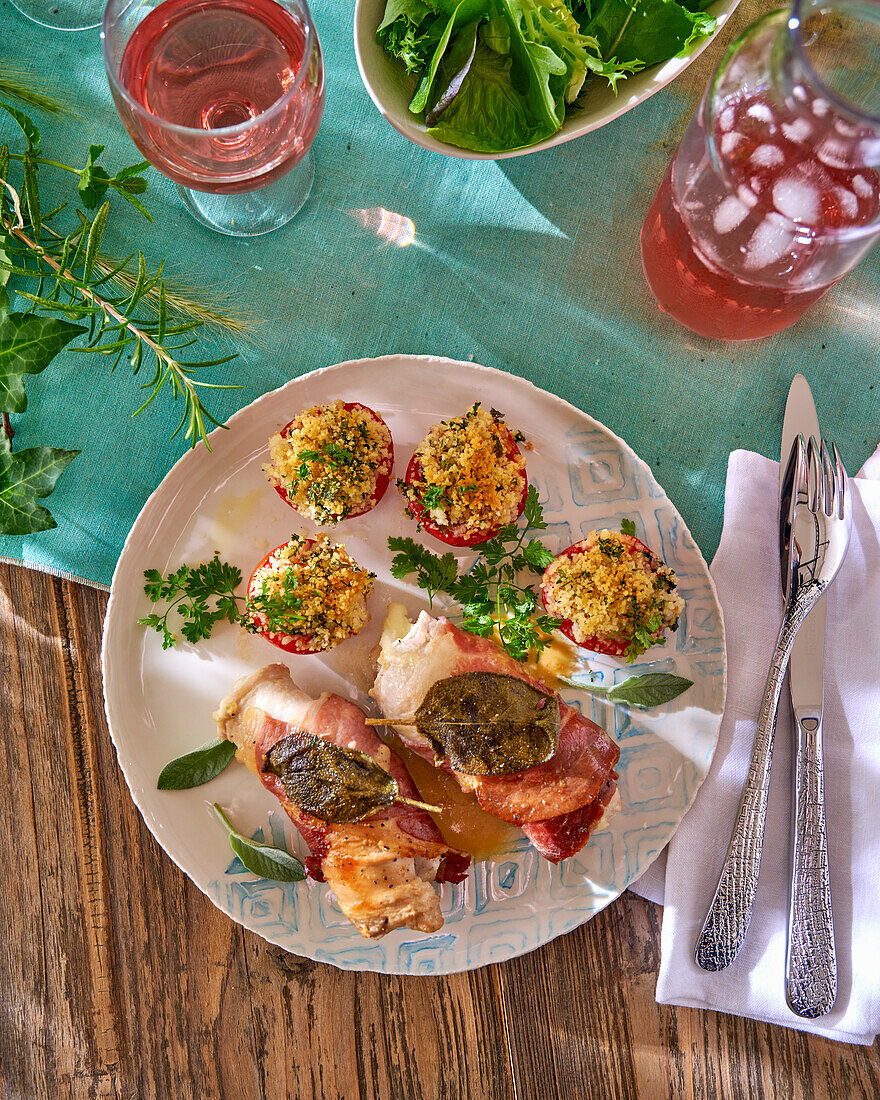 Saltimbocca von der Pute mit gefüllten Tomaten