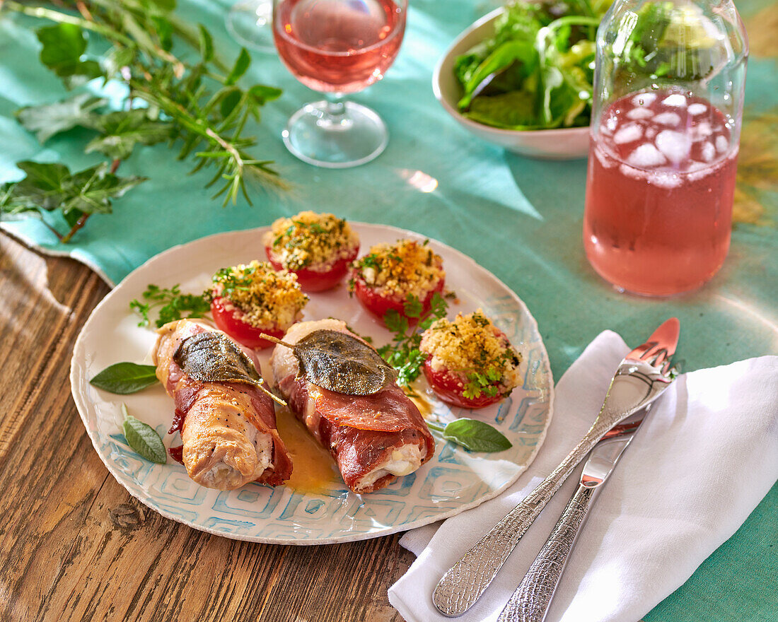 Saltimbocca von der Pute mit gefüllten Tomaten