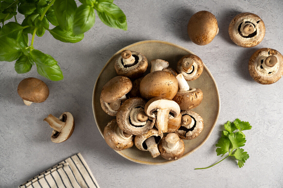 Frische Champignons auf Teller