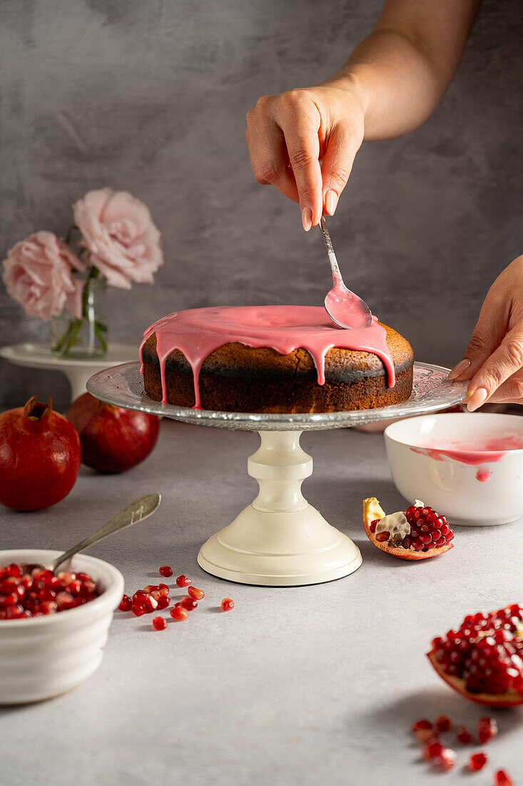 Granatapfelkuchen mit rosa Zuckerguss