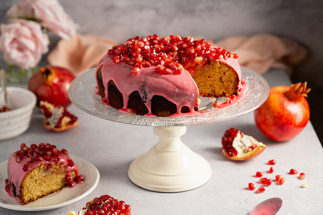 Granatapfelkuchen mit rosa Zuckerguss