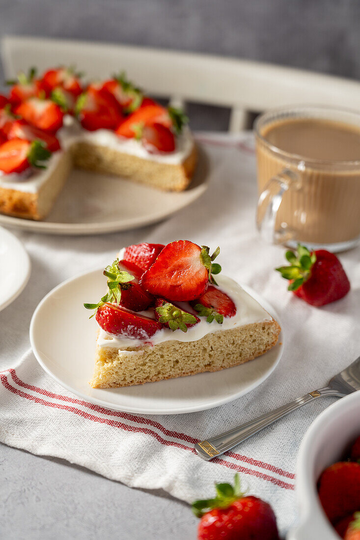 Erdbeerkuchen mit Sahne