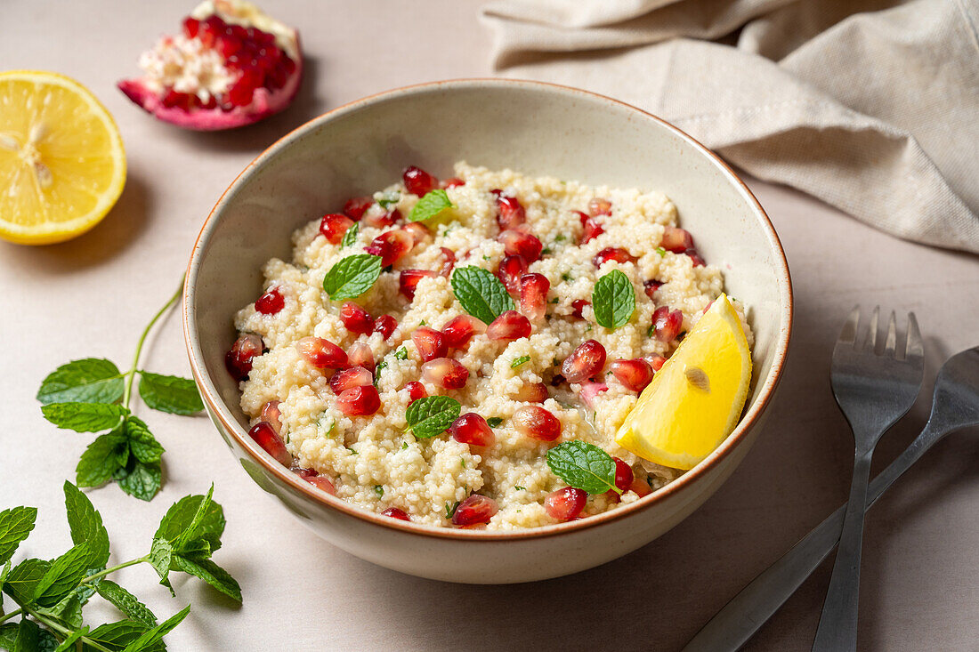 Granatapfel-Couscous mit frischer Minze