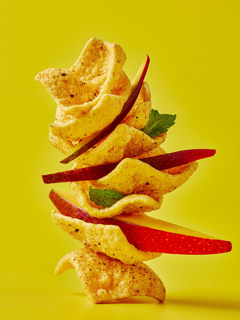 Tortilla-Chips mit Apfelspalten und Minzblättern