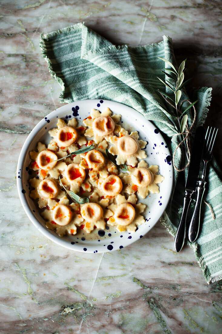 Ravioli gefüllt mit kalabrischer Wurst und Taleggio