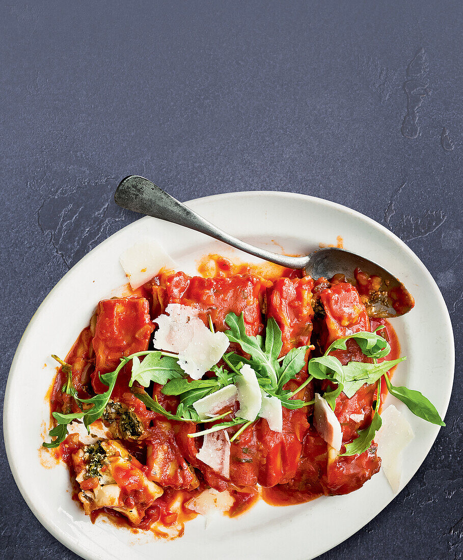 Spinat-Ricotta-Cannelloni mit Tomatensauce und Rucola