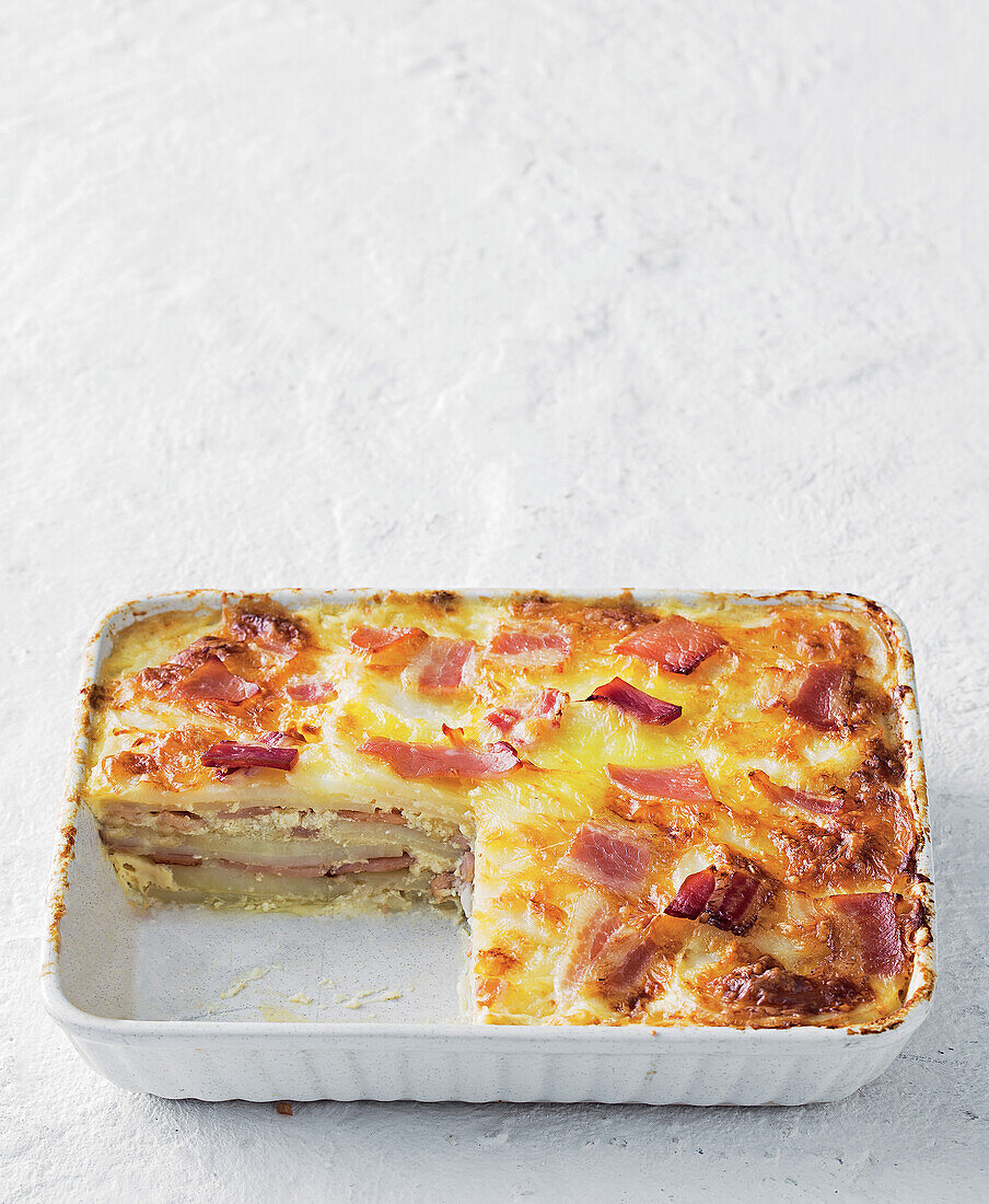 Kartoffelgratin mit Käse und Speck