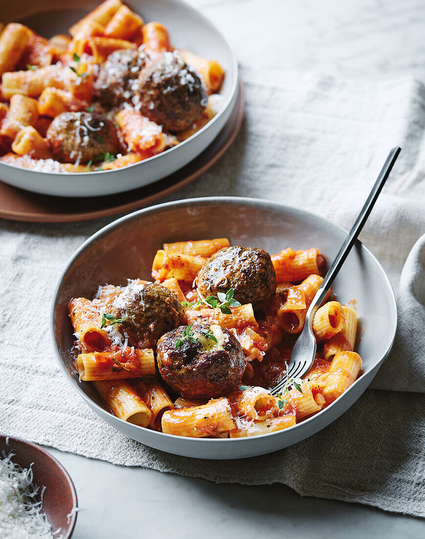 Fleischbällchen mit Käse-Pesto-Füllung auf Rigatoni