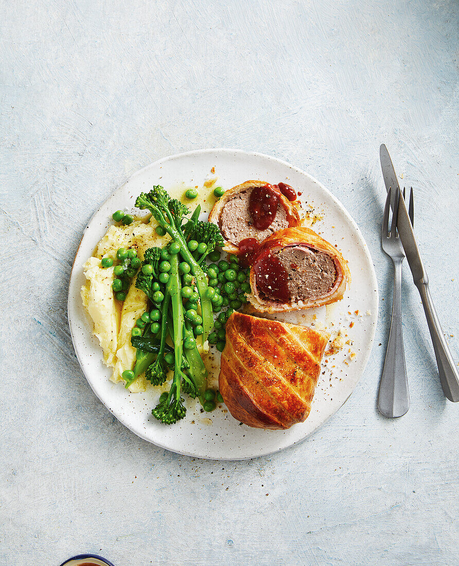 Rissoles im Teigmantel mit Erbsen, Broccolini und Kartoffelpüree