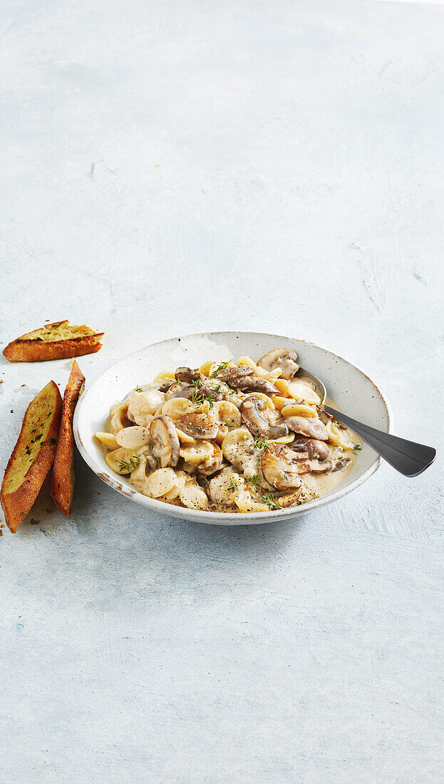 Cremige französische Zwiebelpasta mit Salbei und Champignons