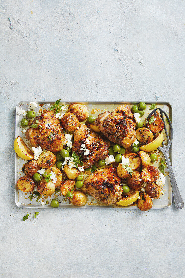 Mediterraner Hähnchen-Blechauflauf mit Kartoffeln und Oliven