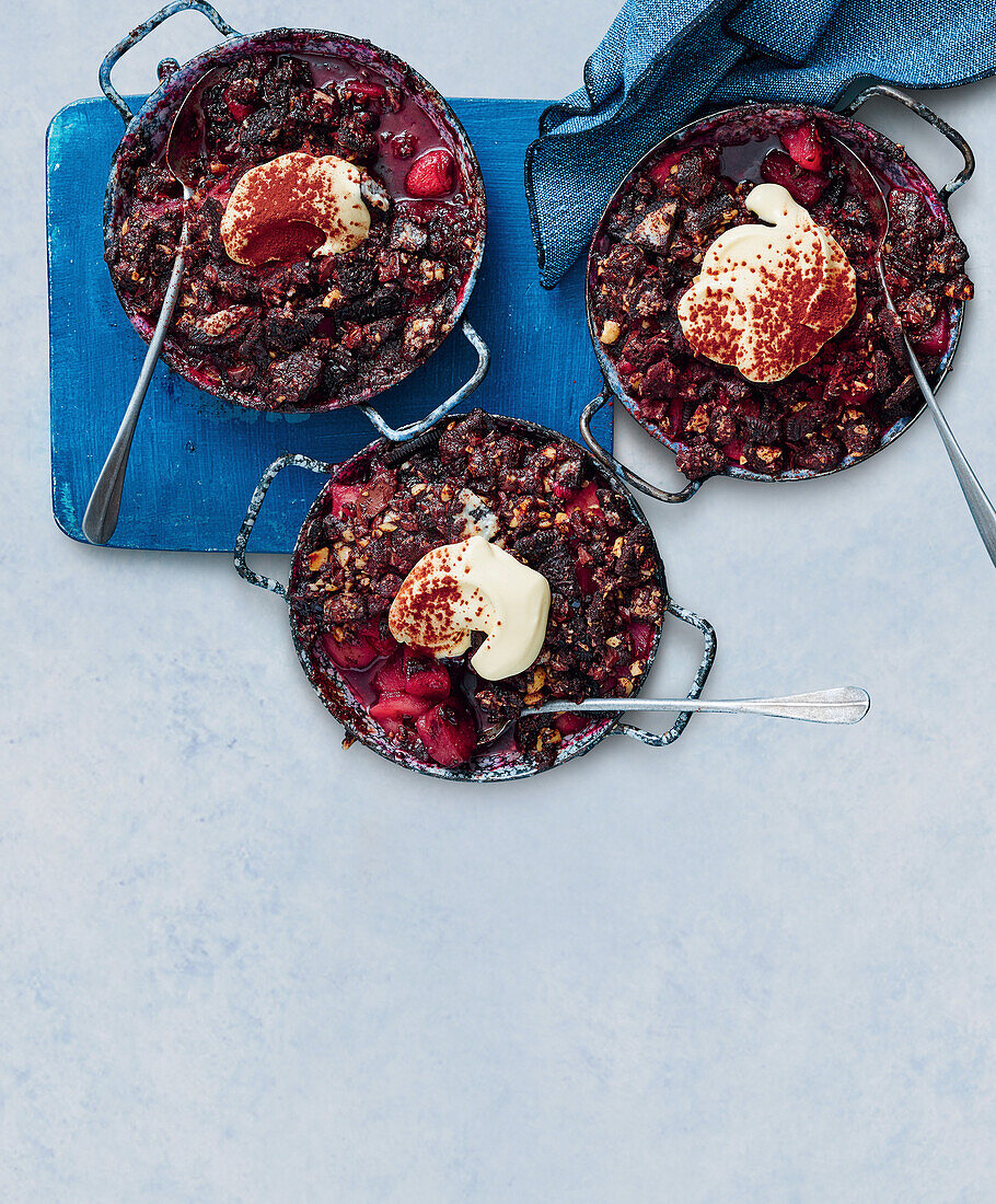 Berry biscuit crumble cake with cream