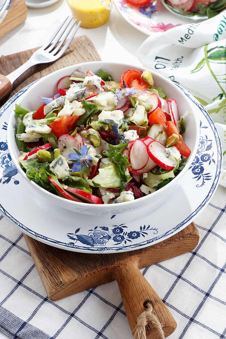 Frühlingssalat mit Radieschen, Blauschimmelkäse und Borretschblüten