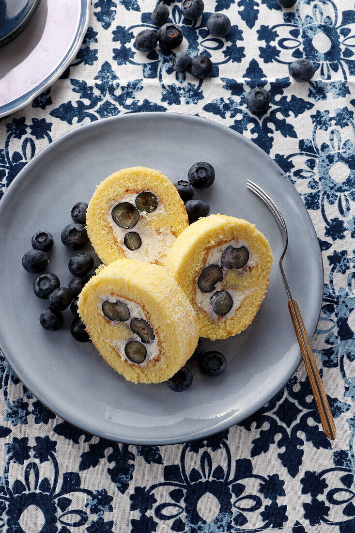 Biskuitrolle mit Blaubeer-Sahne-Füllung