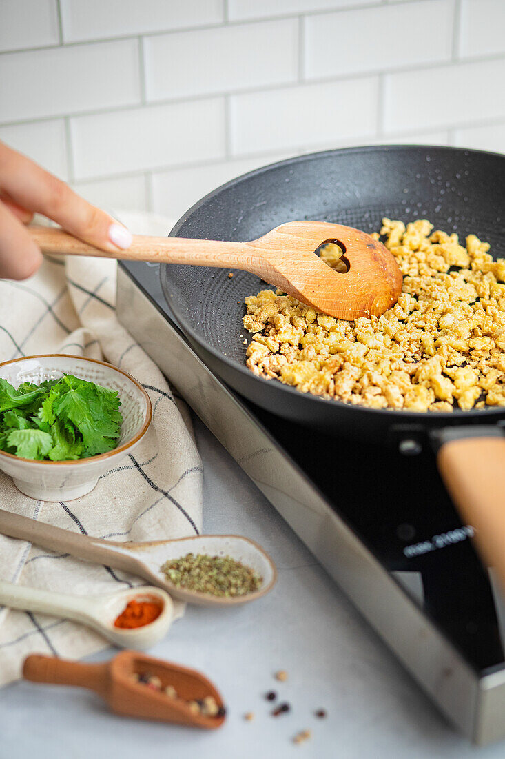 Gebratenes Tofu-Hack mit Gewürzen in der Pfanne