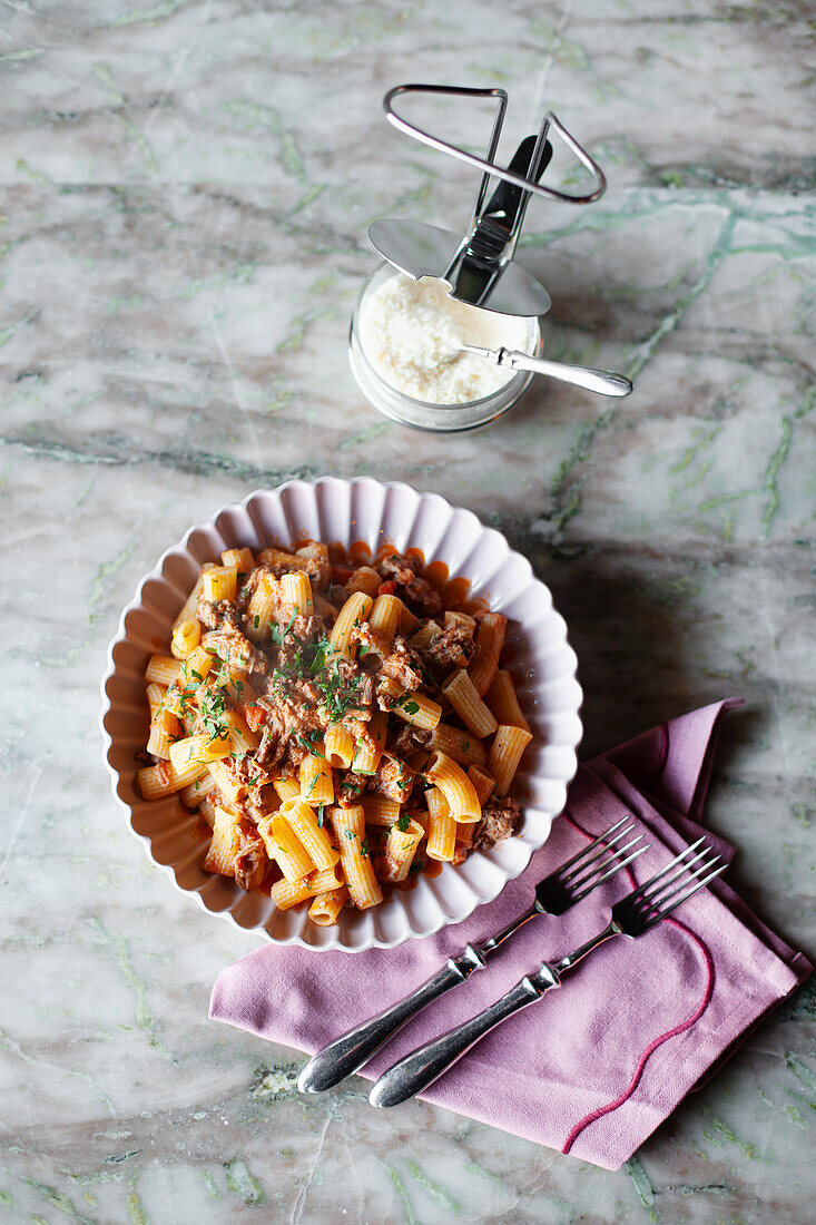 Rigatoni Bolognese mit Parmesan