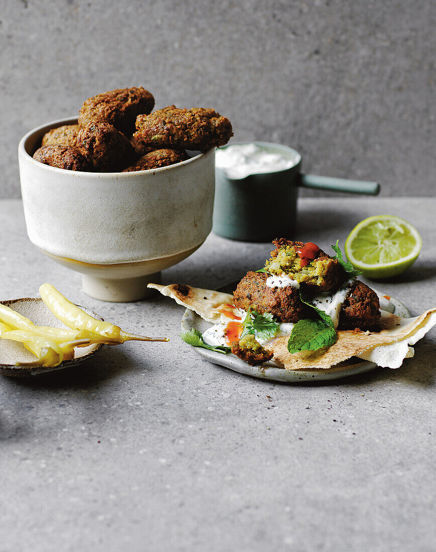 Falafel mit Fladenbrot und Minzjoghurt