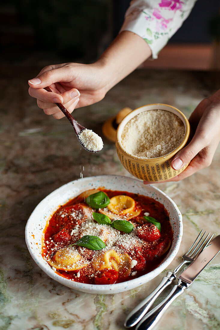 Ravioli mit Caprese-Soße und Parmesan