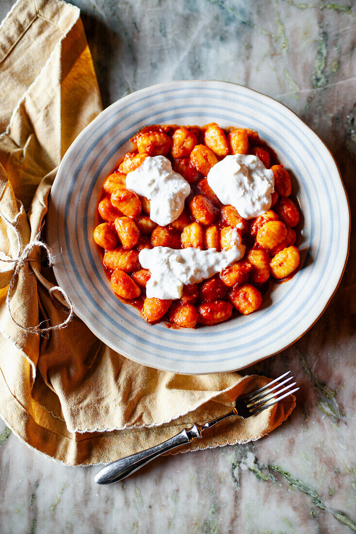 Gnocchi mit Tomatensauce und Ricotta