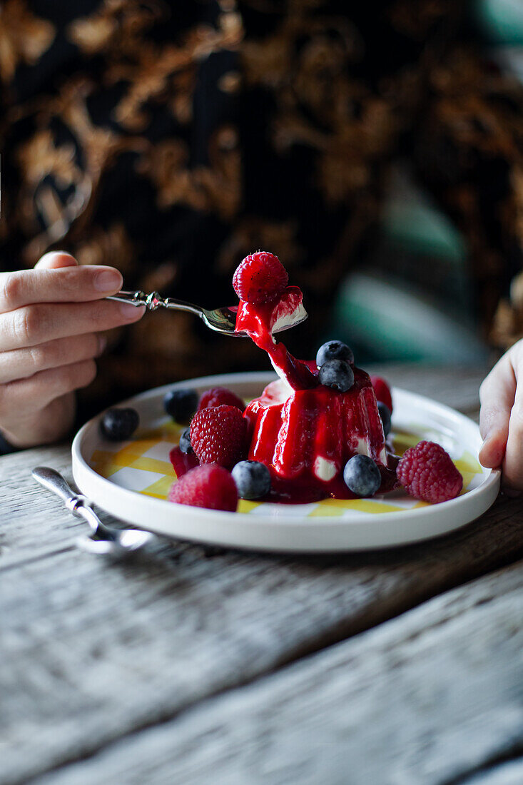 Pannacotta mit frischen Beeren und Beerensauce