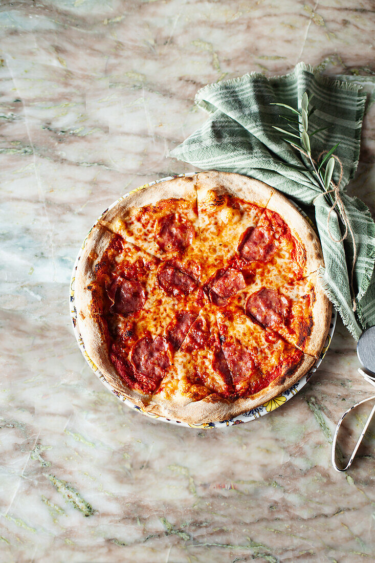 Pizza Diavola mit Tomatensauce, Mozzarella und scharfer Salami