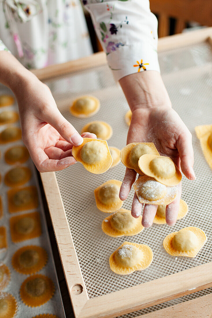 Herzförmige Ravioli gefüllt mit Spinat und Ricotta