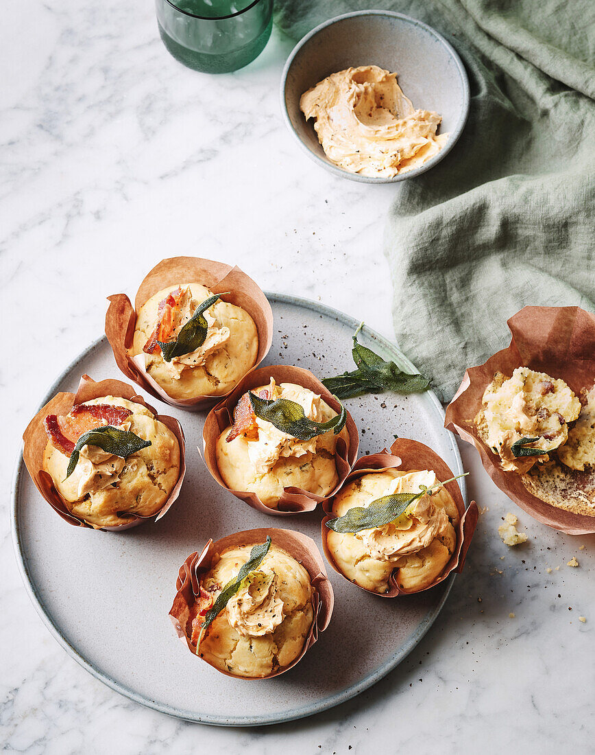 Pancetta-Ei-Muffins mit geschlagener Cheddar-Butter