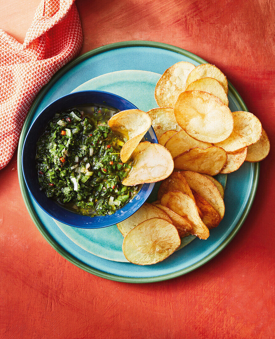 Kartoffelchips mit Salsa Verde Dip