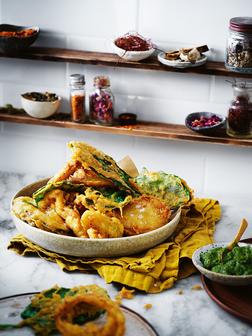 Gemüse-Pakora mit grünem Chutney