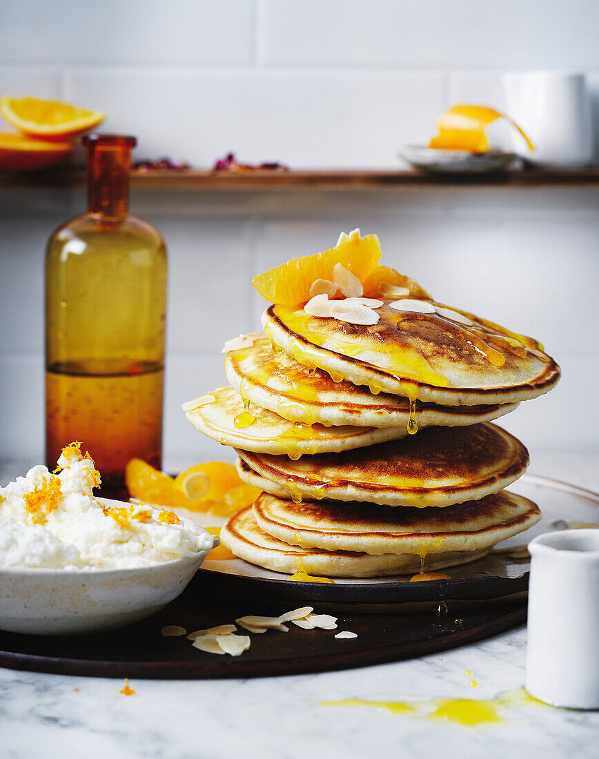 Pfannkuchen mit geschlagenem Ricotta und Orangen