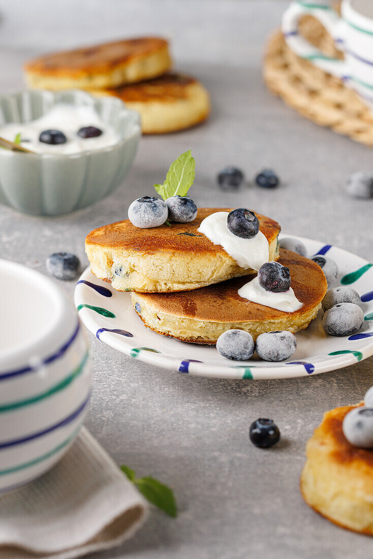 Blaubeer-Pancakes mit Ahornsirup und frischen Blaubeeren