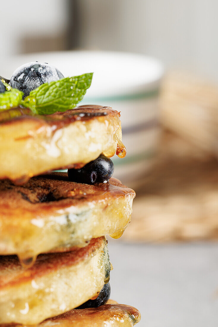 Blaubeer-Pancakes mit Ahornsirup und frischen Blaubeeren