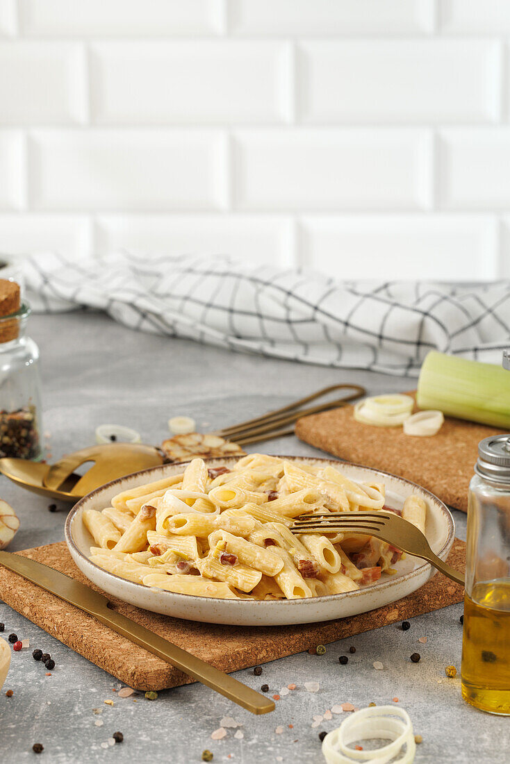 Pasta Carbonara mit Speck und Lauch