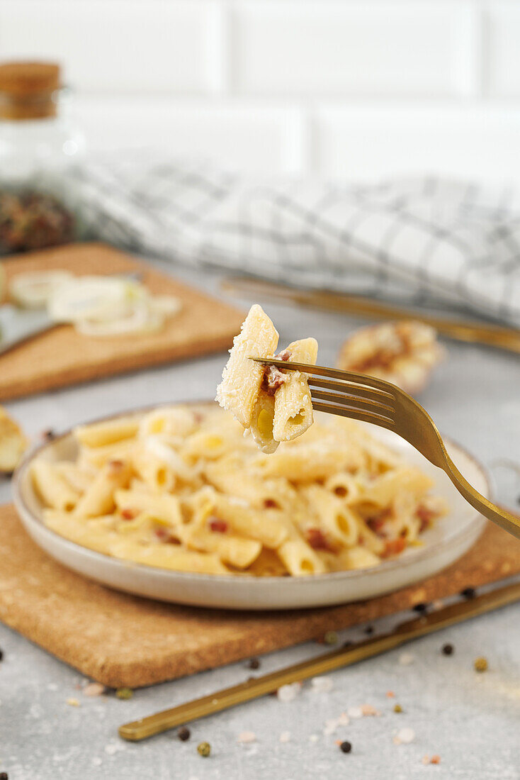 Pasta Carbonara mit Speck und Lauch